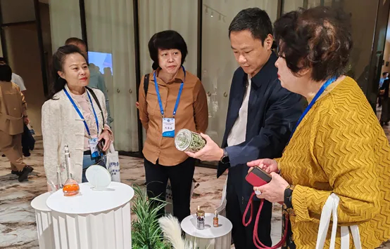 戈宝红麻放异彩:阿勒泰特色化妆品原料研发创新开启产业新篇章(图3) 870674c7-5bfa-4ebb-9045-339052038239.jpg