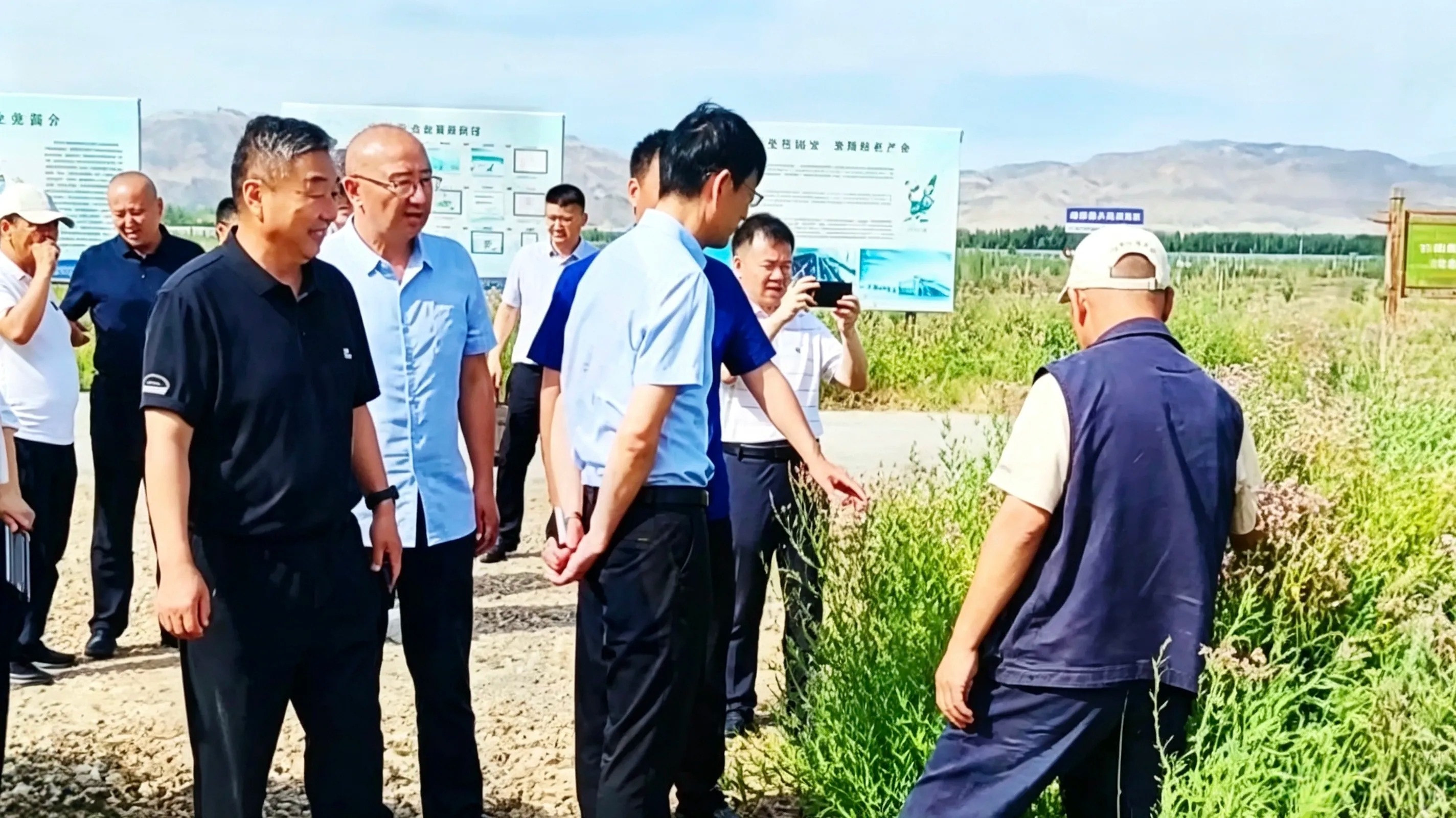 自治区政协党组成员、 副主席艾尼玩·伊布拉音一行莅临戈宝红麻基地考察